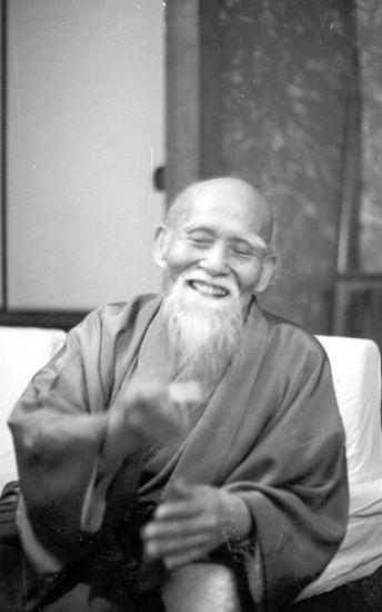 19670101-Hombu_Dojo-O_Sensei-Lachen.jpg
